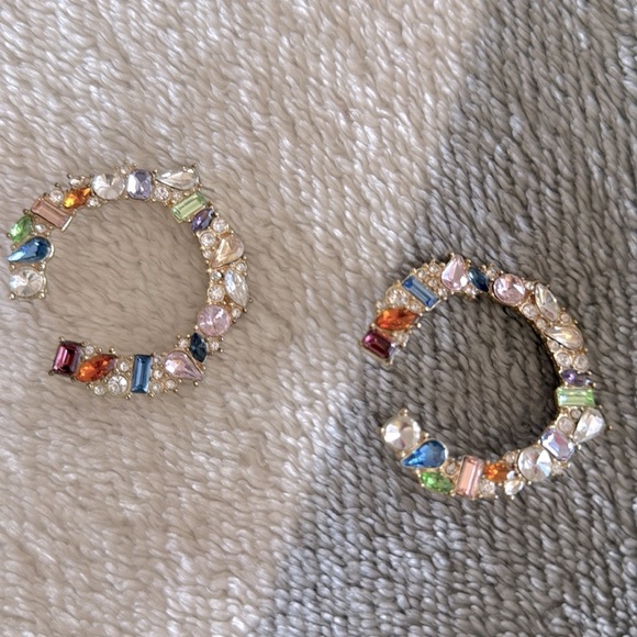 Sassy Jones MEDIUM HOOP EARRINGS WITH MULTICOLOR CRYSTALS - Picture 3 of 5